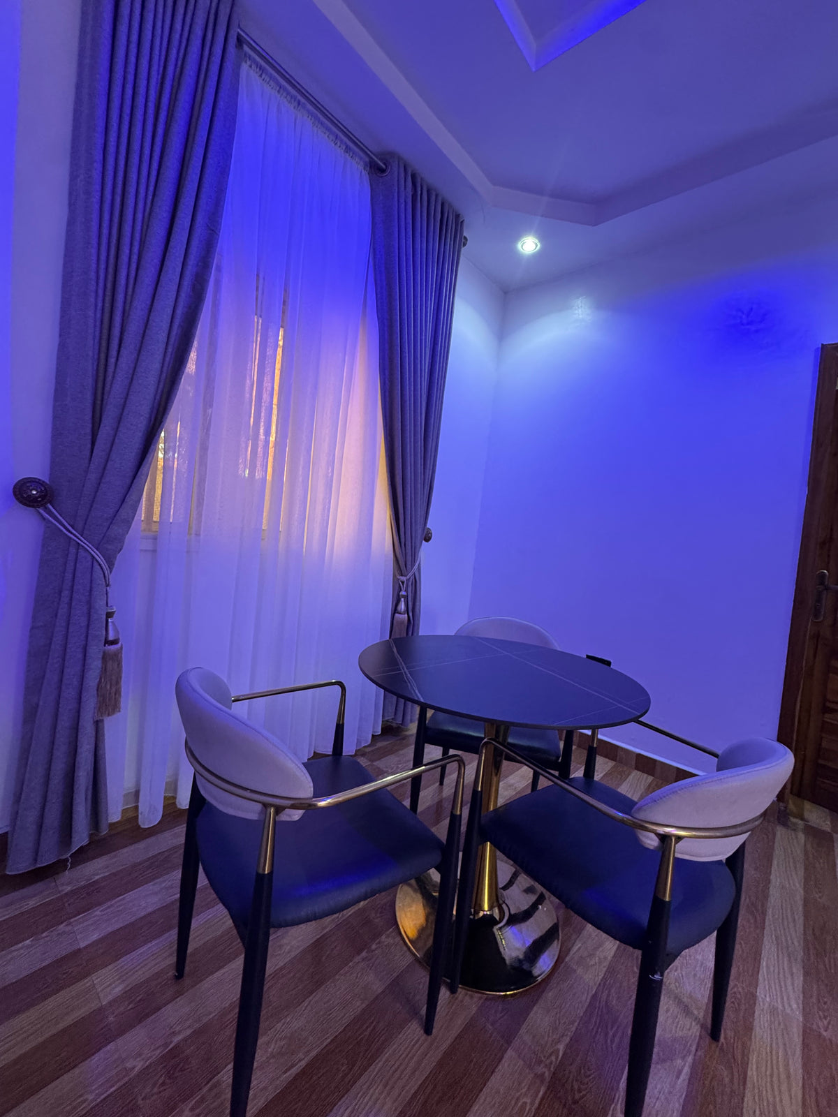 Luxury 1-Bedroom Apartment – Flat 2, Jahi (By Gilmore), Abuja

₦1,350,000 per month